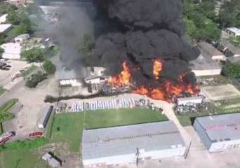 Descargar video: Drone Captures Aerial View of Huge Fire at Houston Warehouse