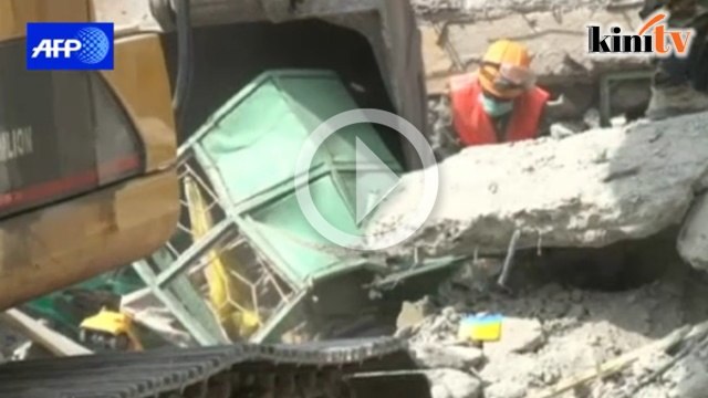 Wanita ditemui hidup enam hari tertimbus