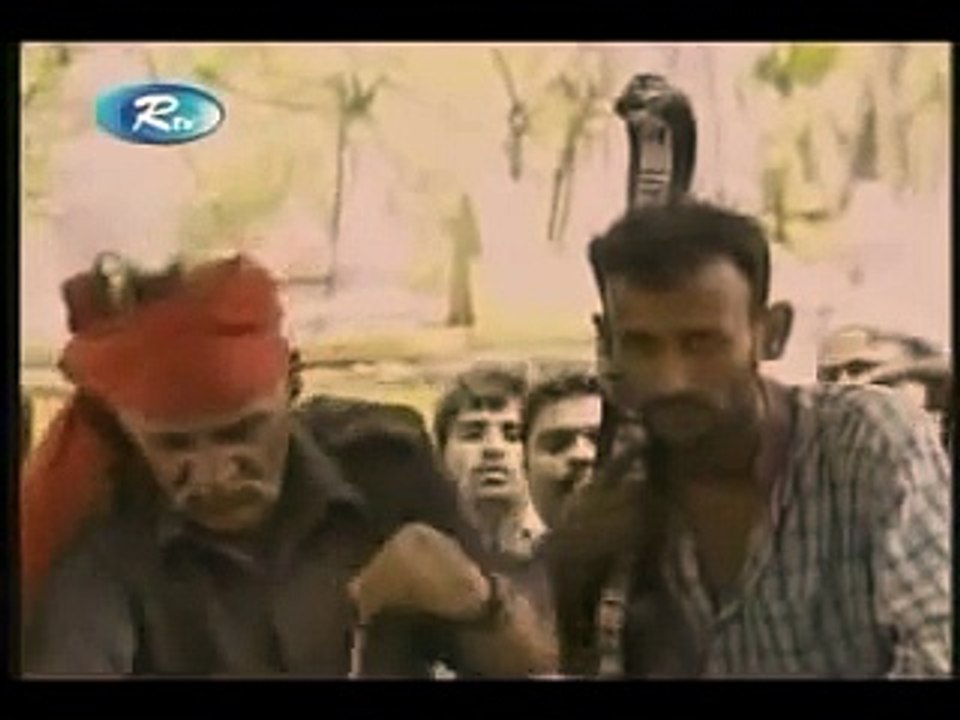 Man eating live Cobra snakes like noodles in Bangladesh - Believe It or Not