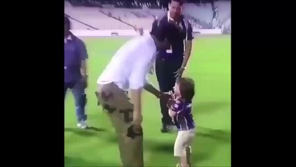 Shah Rukh Khan playing with Abram in Eden Gardens, Kolkata