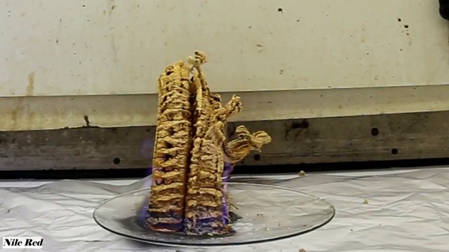 Une réaction chimique crée un serpent monstrueux !