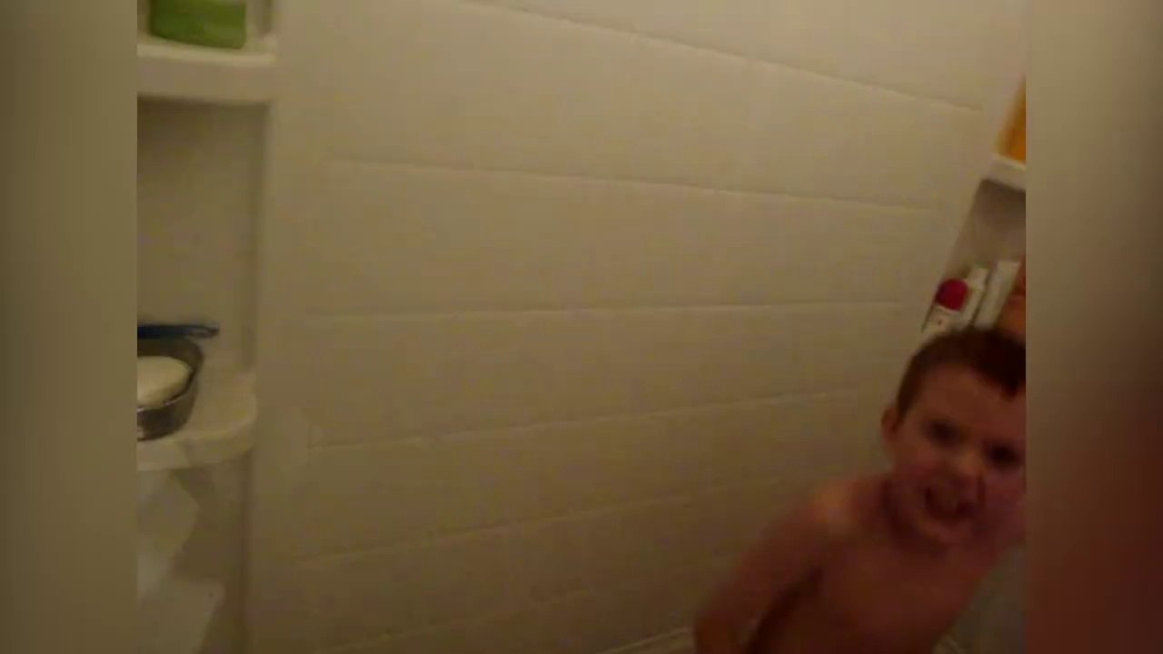 Ce gamin adore prendre sa douche et CHANTER!!!!!!
