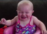 Gülme krizine giren bebek gündem oldu
