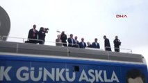 Konya Başbakan Davutoğlu Konya'da Kendisini Bekleyen Vatandaşlara Seslendi-1
