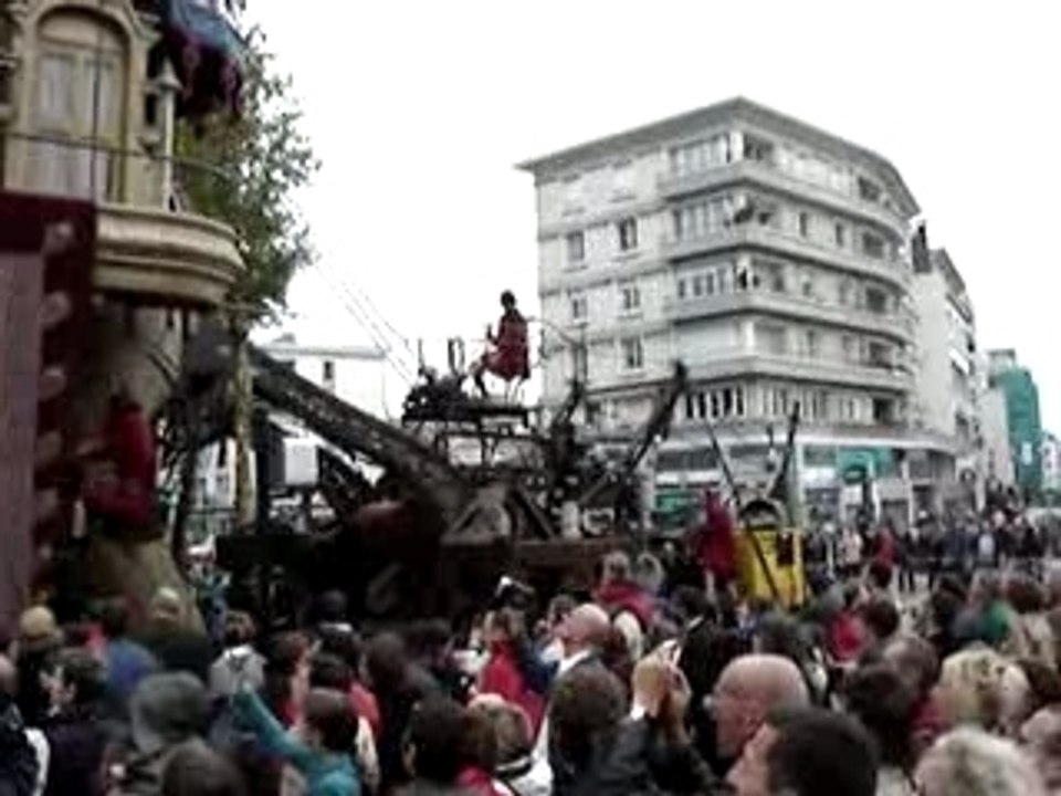royal de luxe au havre elephant et petite fille
