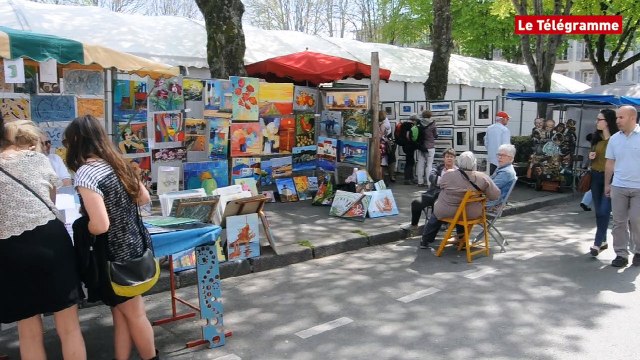 Brest. Foire aux croûtes. Du monde à la plage