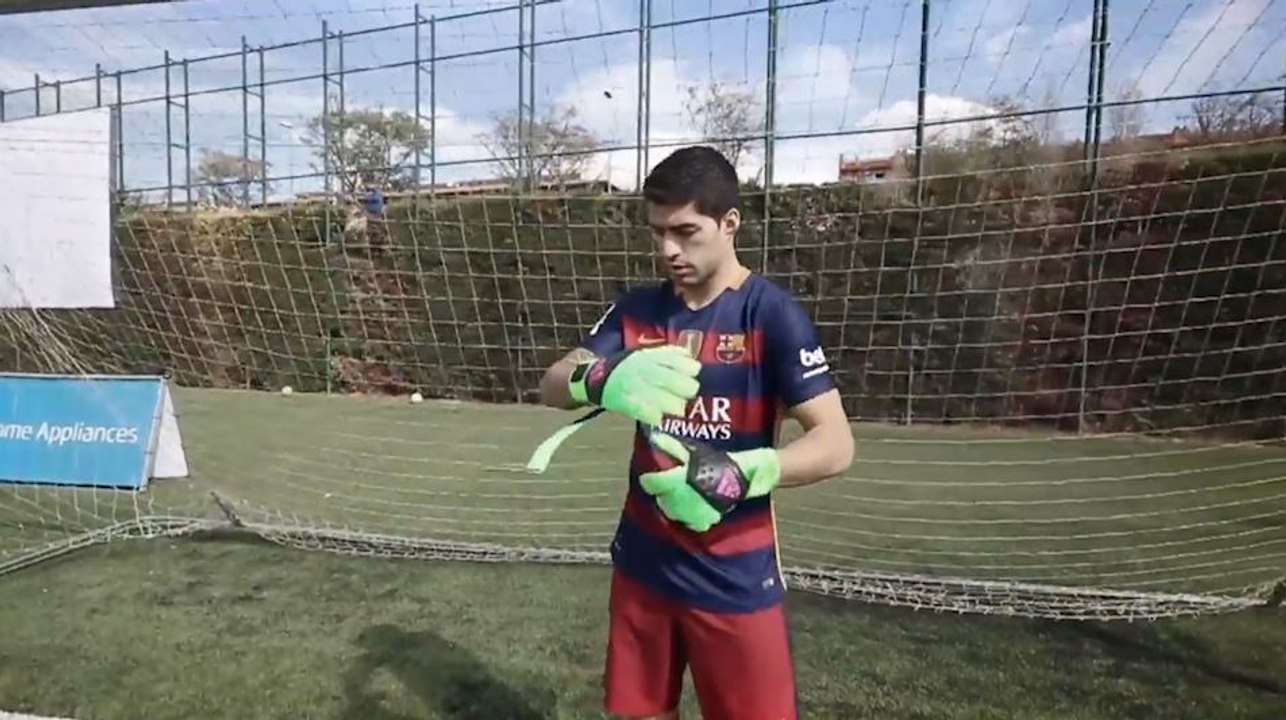 Quand Luis Suarez devient gardien de but !