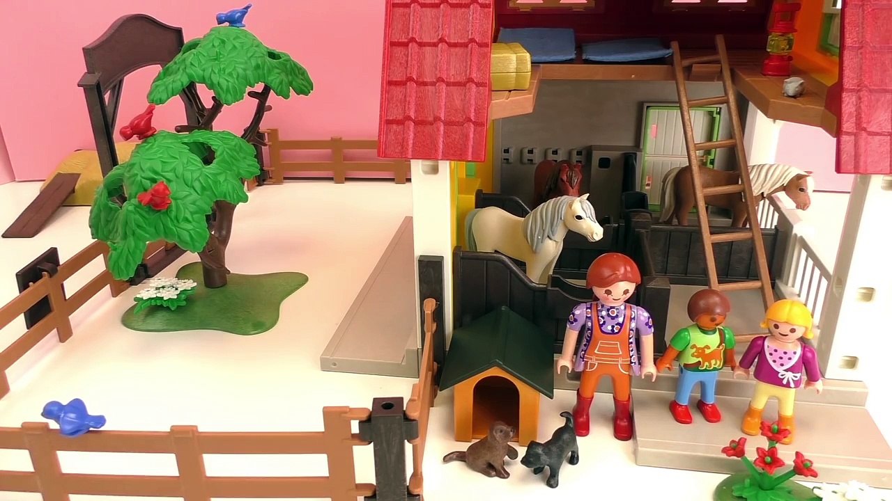 Sauts de poney! Construction de lécurie Playmobil équipement intérieur et vue densemble