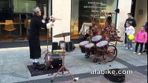 Il jongle tout en faisant de la batterie. Un artiste de rue bourré de talent