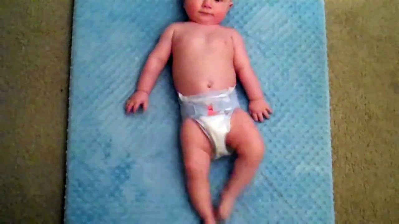 Ses amis ne croient pas que son bébé fasse ça, alors elle le filme pour le leur prouver!