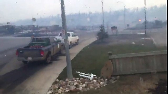 La ville de Fort McMurray ravagée par l'incendie géant au Canada