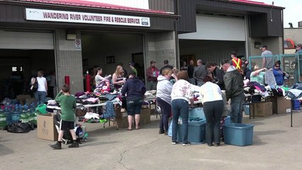 Au bord des routes, les sinistrés de Fort McMurray attendent