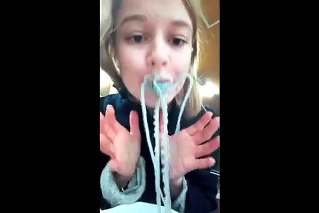 Elle mange une pieuvre vivante