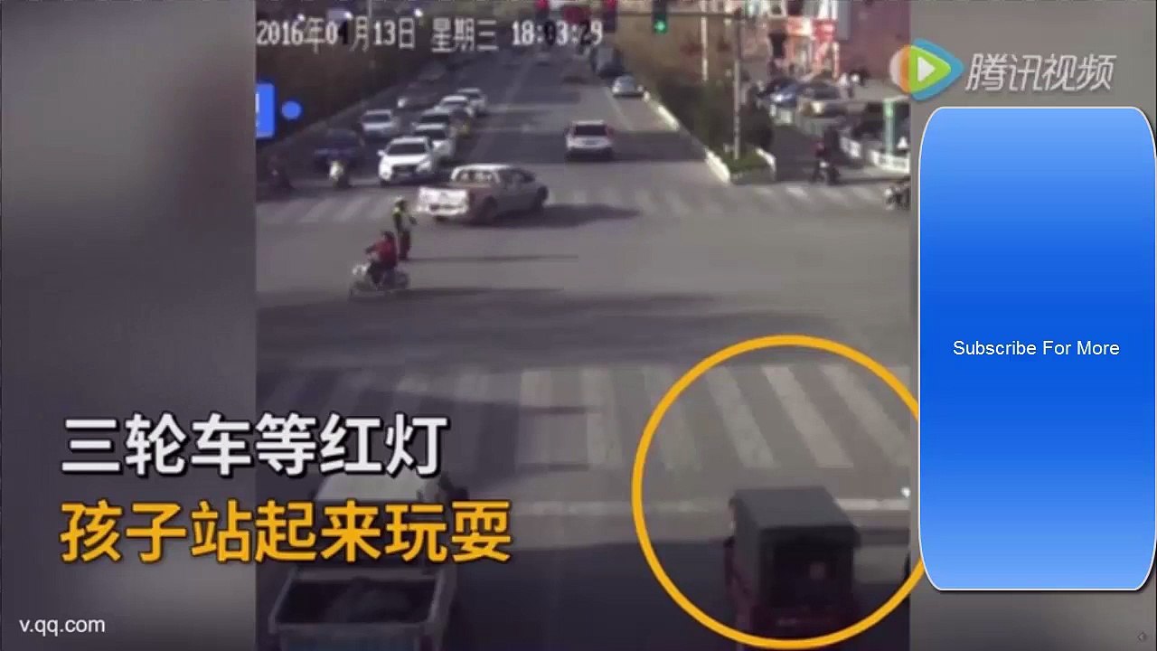 Un enfant passe sous une voiture avant de se relever indemne