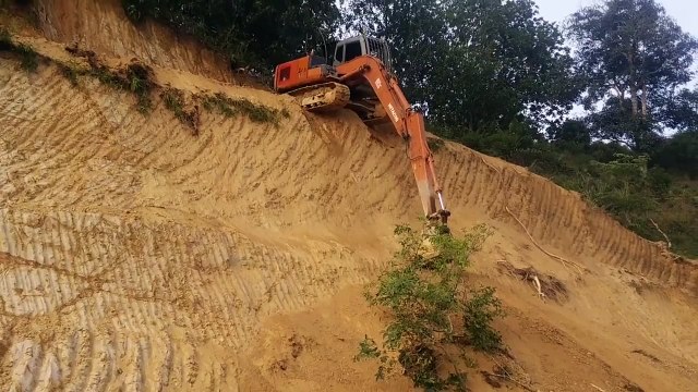 Malaisie : le conducteur d'une pelleteuse réalise une manoeuvre impressionnante