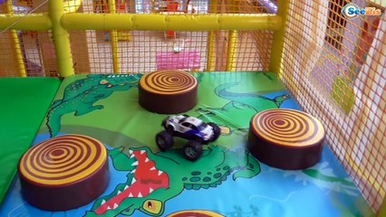 ✔ Монстр Трак. Прогулка в лабиринте с Игорьком и его машинкой / Monster Truck BMW / Video for kids ✔