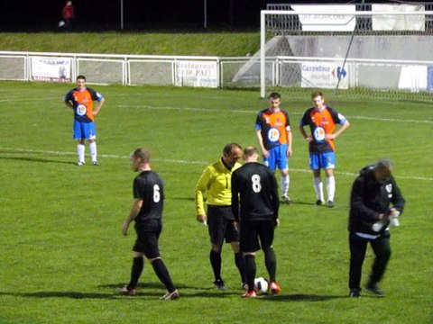 Magnifique coup franc de Romain JUILLARD (YTRAC) face à Us Saint-Flour en 1/4 de finale coupe du Cantal au stade JAMBON, le 04/05/2016 :