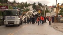 Ankara'da Çökme Sonucu Oluşan Çukura Park Halindeki Otomobil Düştü