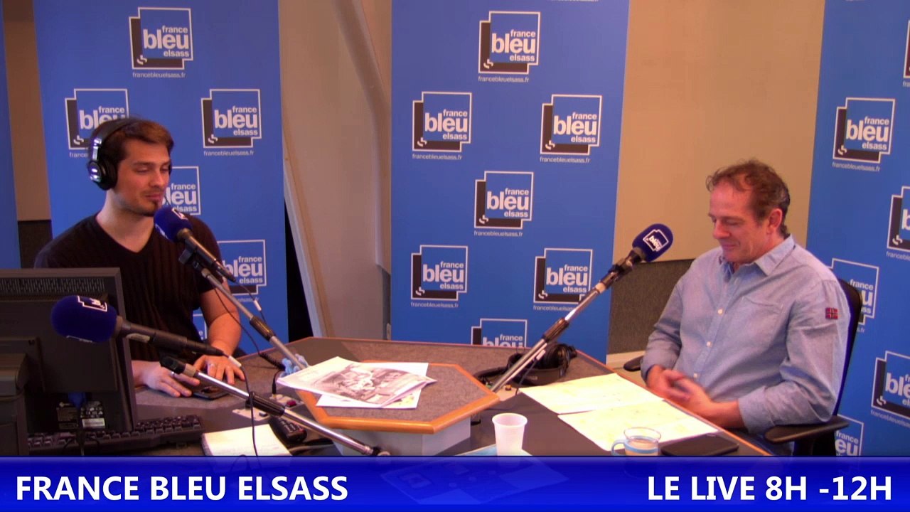 Gérard Bernhard prépare sa tarte à la rhubarbe