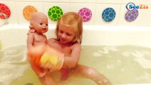 ✔ Маша купает Куклу Беби Борн в ванной. Видео для Девочек / Masha bathes Baby Born doll ✔