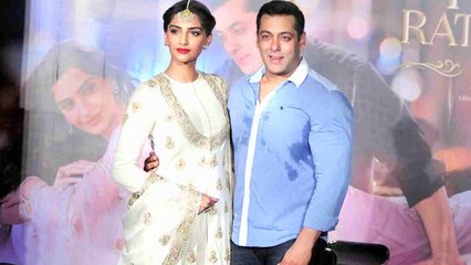 Sonam Kapoor Cleavage Show In Goa Vacation