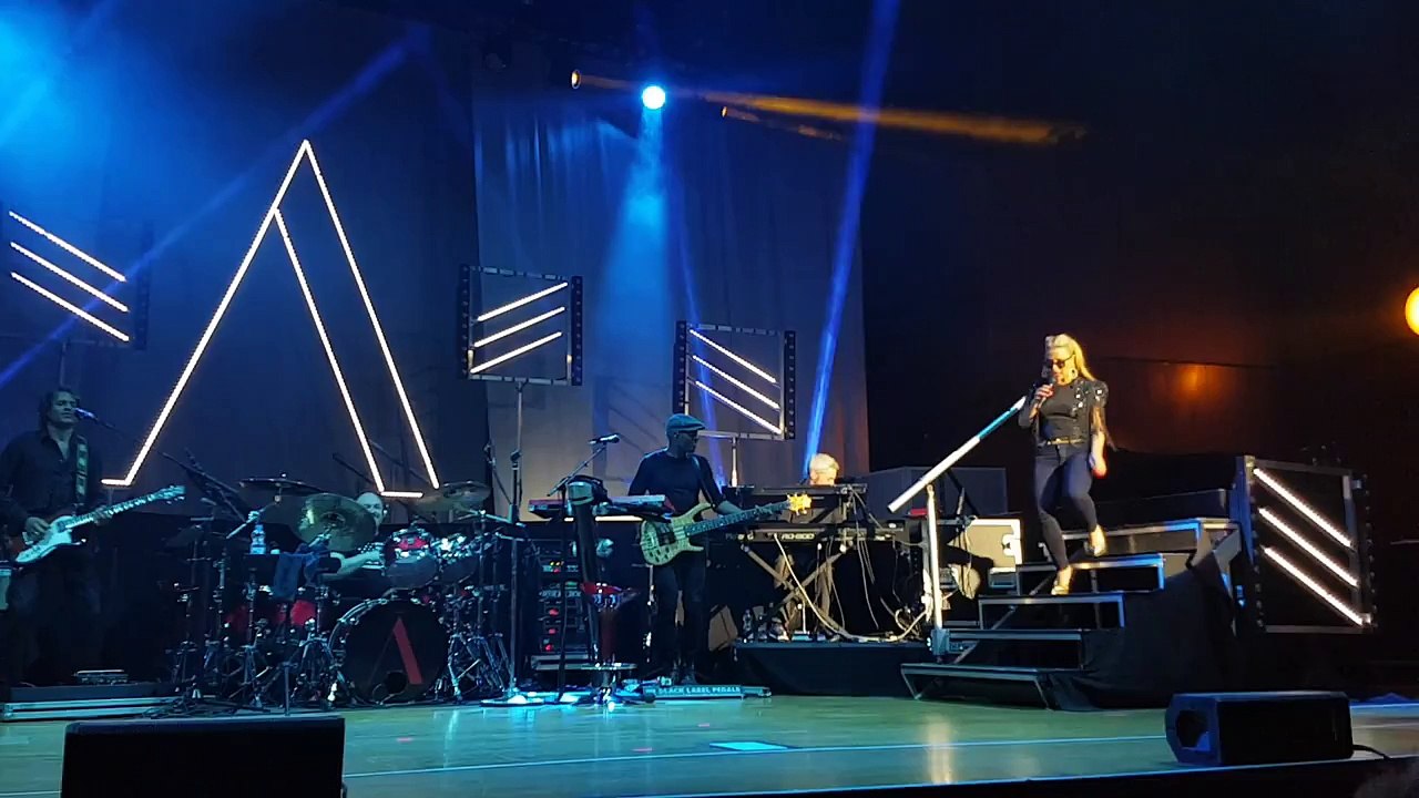 Anastacia UCTour - left outside alone