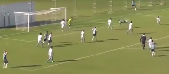 Un incroyable but sur un coup du scorpion !