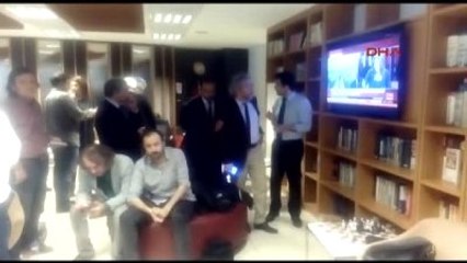 Can Dündar Gelişmeleri Tv'den Takip Ediyor