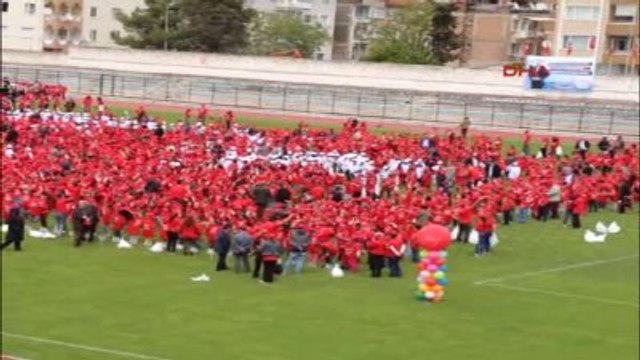 Burdur'da 'Dünya Çocuk Diş Fırçalama Rekoru' Kırıldı