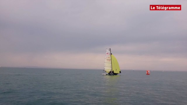 Voile. Grand prix de l'école navale : petit temps...
