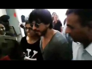 Shahrukh khan pulled up a lady who fell down at Bhuj airport | Raees Shoot