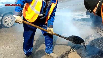 Г.ПРОКОПЬЕВСК- РАБОТНИКИ НЕОПРЕДЕЛЕННОЙ ОРГАНИЗАЦИИ ЗАКРЫВАЮТ ЯМЫ НА ДОРОГАХ НАПОЛНЕНЫЕ ВОДОЙ