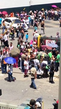 Decenas de personas esperan para comprar a las afueras de un supermercado Plaza´s