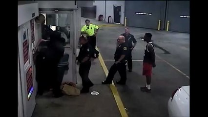США. Полицейский избивает задержанную (28.04.2016 г.)