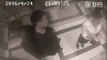 Cette caméra filme un homme qui harcèle une femme dans un ascenseur, mais regardez bien ce qui se passe à 0:21 !