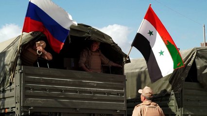 ضباط روس في زيارة رسمية الى قرية كوكب في ريف حماة الشمالي