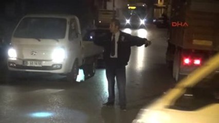 İzmir - Durdurulan Araçtan El Bombası Çıktı, Şüpheli Paket İnceleniyor