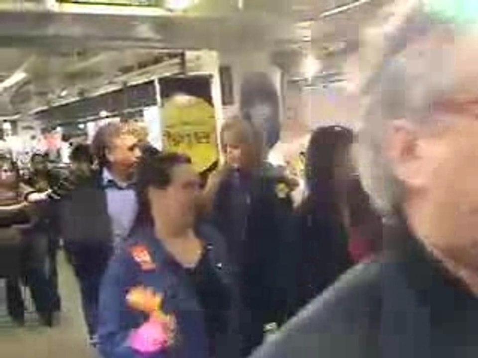 Manifestation aux galeries Lafayette pendant les soldes