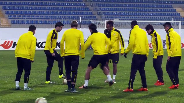 Sokratis Papastathopoulos nutmeg Mats Hummels in Borussia Dortmund training.