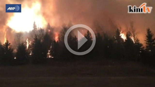 Kebakaran besar, ribuan penduduk menyelamatkan diri