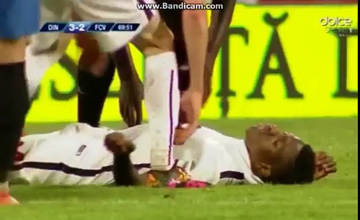 Во время матча на футбольном поле умер футболист Динамо (ВИДЕО 18+)