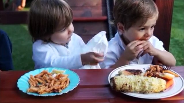 Solidarité entre bébés. Une fillette essuie la bouche de son copain