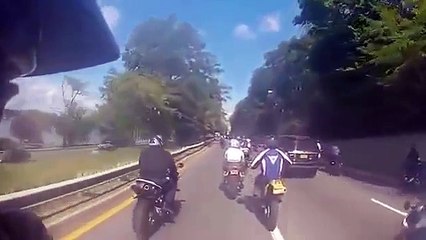 Video herunterladen: Un 4x4 écrase plusieurs motards et se fait poursuivre - Road Rage violent