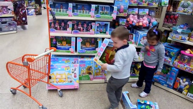 Клим в магазине игрушек _ Выбираем новые игрушки _ Kid doing shopping