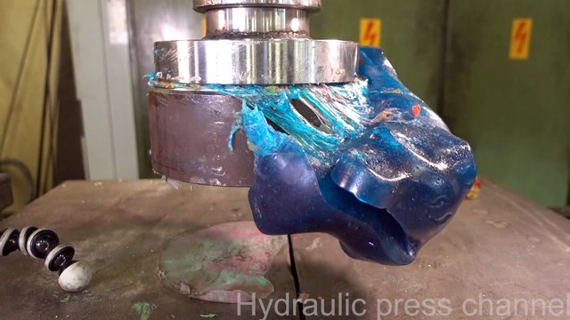 Il écrase un bonbon nounours haribo géant !