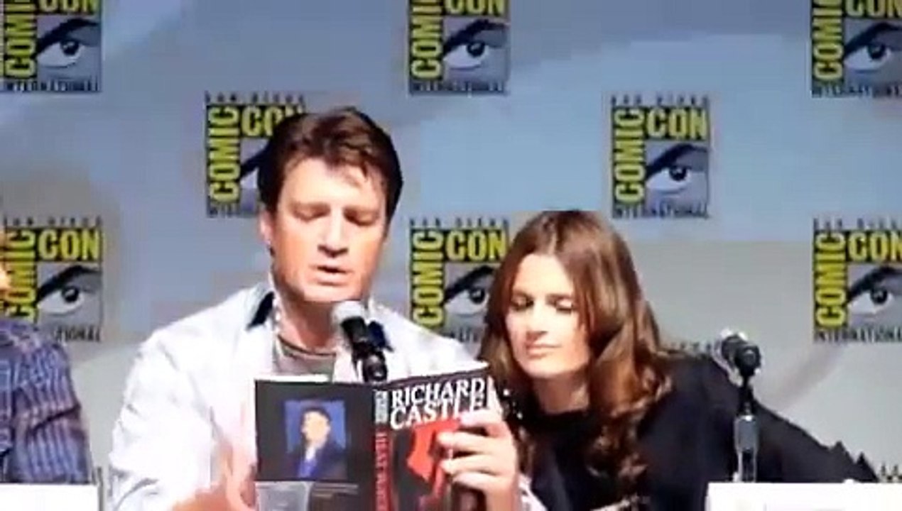 Comic Con 2010 Nathan Fillion y Stana Katic leyendo Heat Wave Subtítulos Español