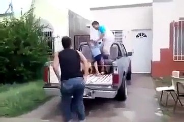 Il tombe et se rattrape de justesse en mode acrobatique !