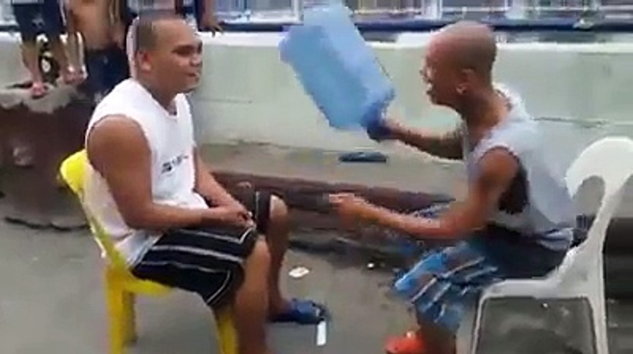 Pierre feuille ciseaux et coups de bouteilles pour le perdant ! - WTF Is this game