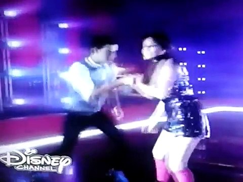 soy luna matteo et luna patine ensemble et s'embrasse