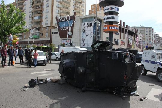 Diyarbakır'da zırhlı polis aracı takla attı: 4 yaralı